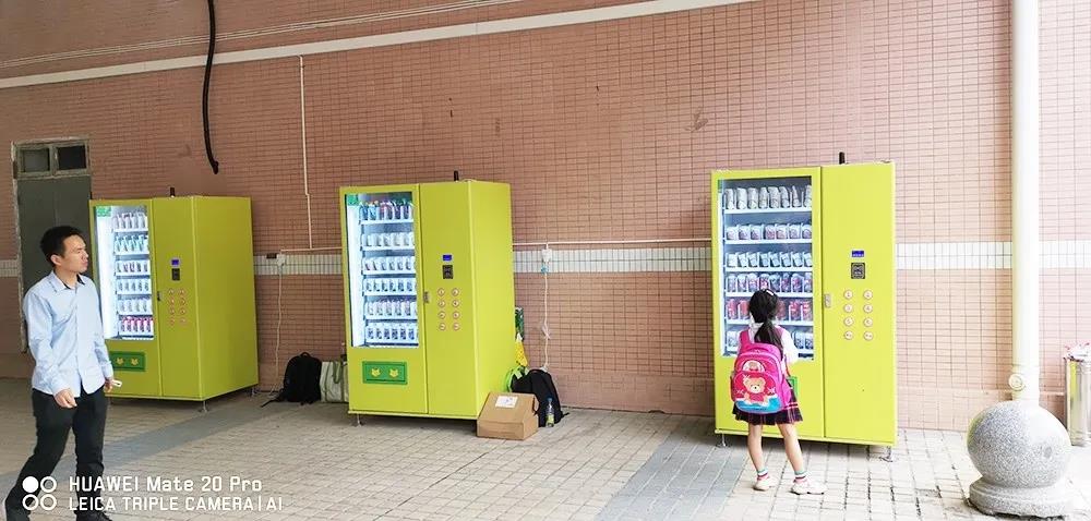 mga vending machine sa eskwelahan